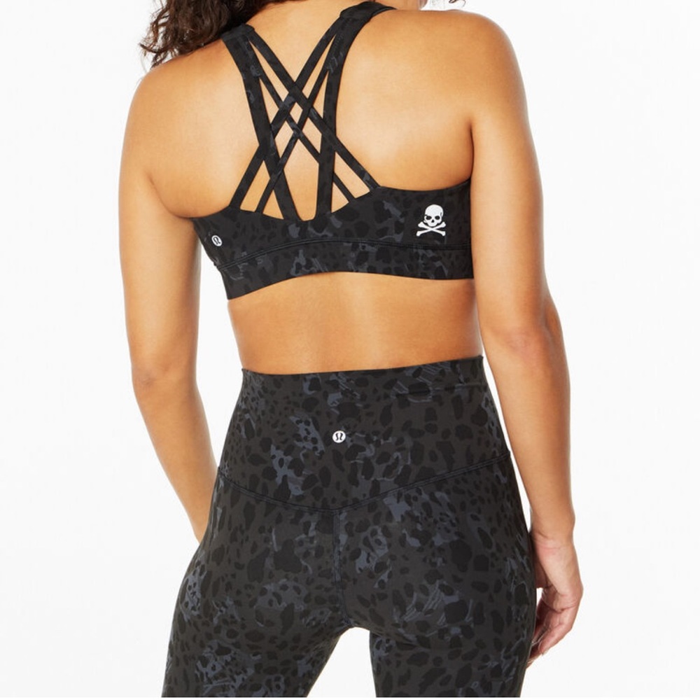 Set LULULEMON
Free to Be Elevated Bra Cheetah Camo Deep Coal AlignHigh-Rise Pant